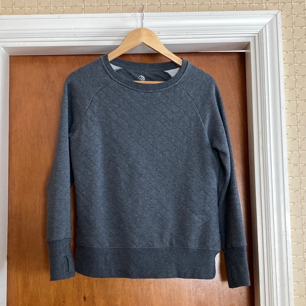 MPG size S gray. Subtle design in front, solid back. Thumb holes!